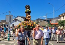 San Roque regresó a su capilla en procesión en A Rúa Vella