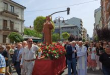 Las rosas colorearon la multitudinaria procesión de Santa Rita en O Barco que estrenó nuevo estandarte procesión de Santa Rita en O Barco