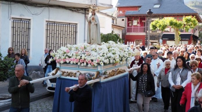 Multitudinaria procesión de la Virgen de Fátima en Fontei (A Rúa)