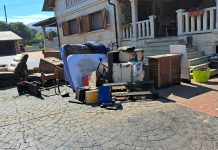 El río Farelos entró con «furia» en esta casa de Arcos (Vilamartín)