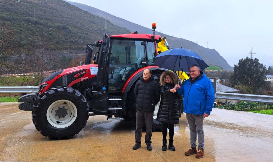Tractor con desbrozadora en Carballeda de Valdeorras