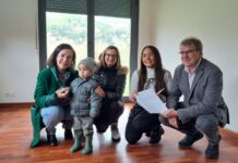 Dos familias reciben dos viviendas de alquiler social en Sobradelo